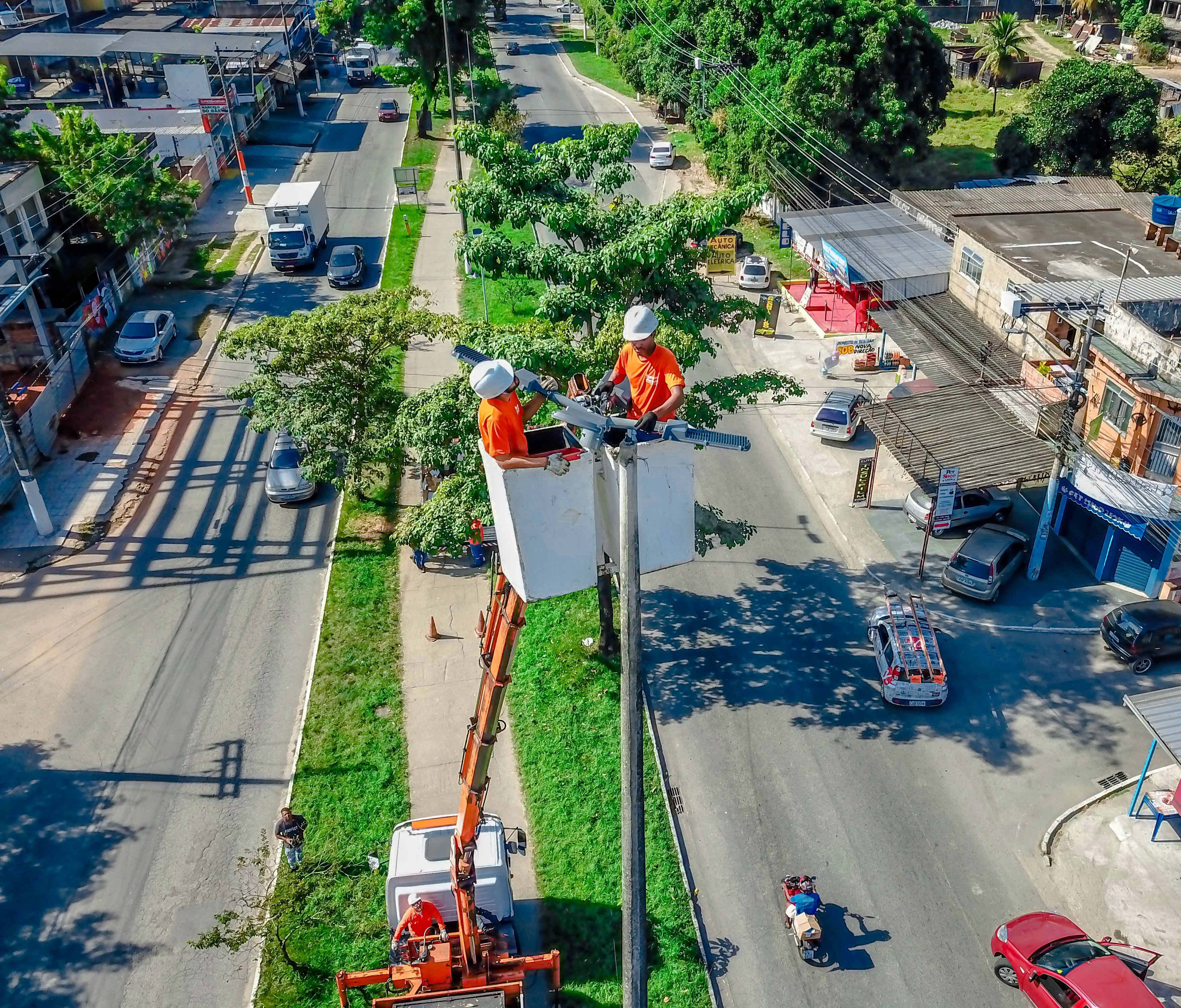Iluminação pública, engenharia civil e energia solar em obra